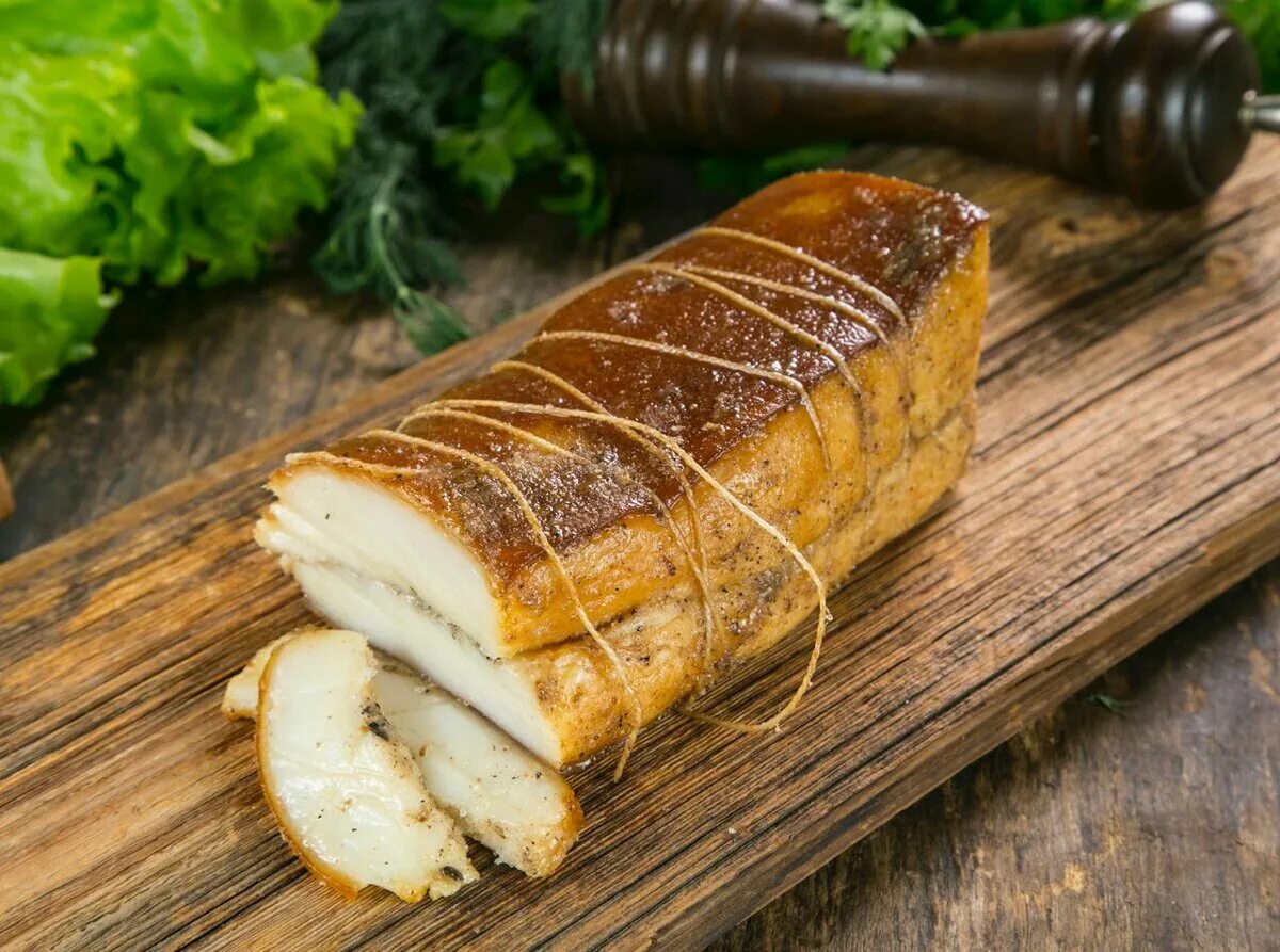 копченое сало в коптилке. сало горячего копчения. копченое сало горячего копчения. шпик копченый. сало горячего копчения.