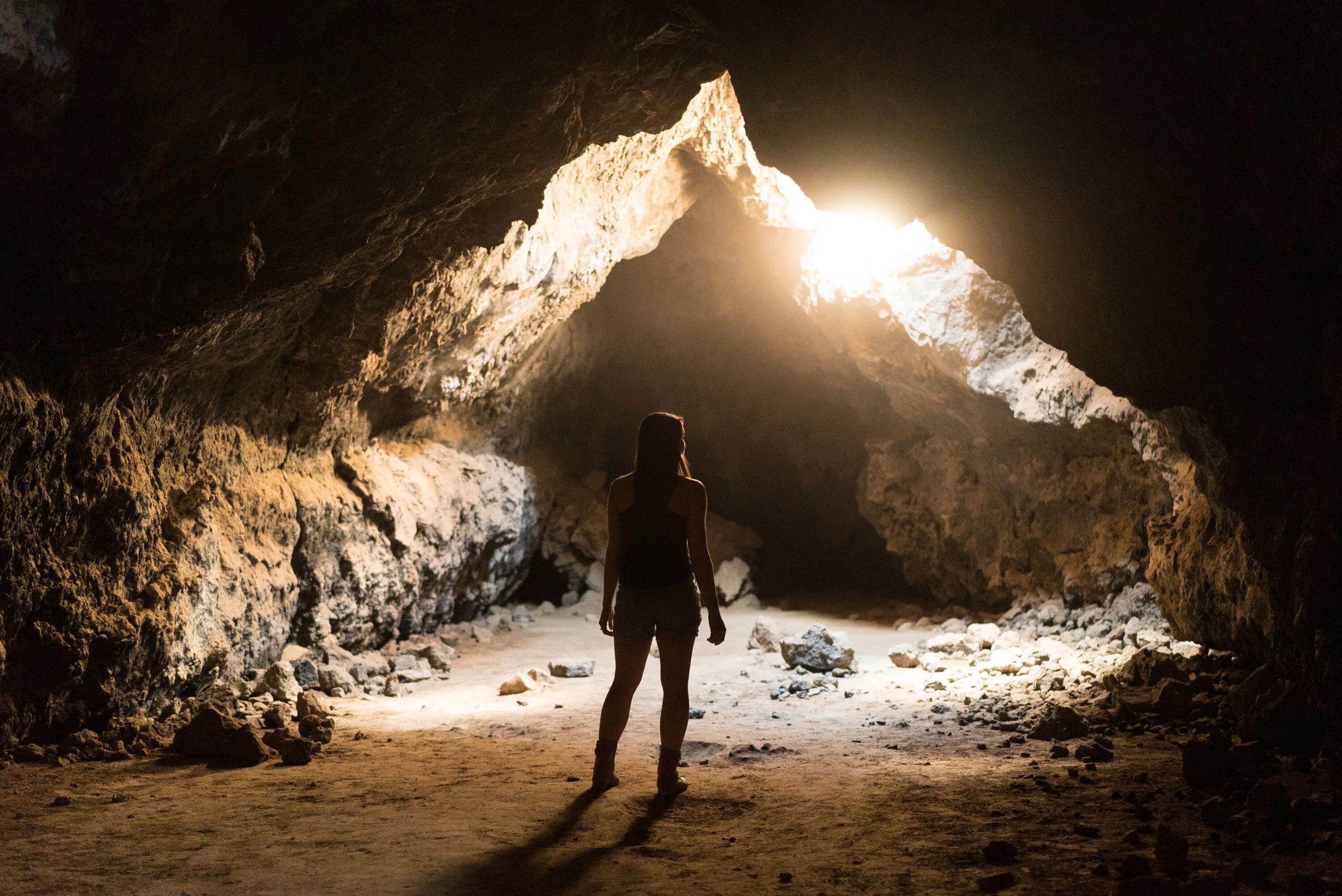 Cave v. Пещера Харрисонс-Кейв. Пещера грот дю лазарет. Человек в пещере. Девушка в пещере.