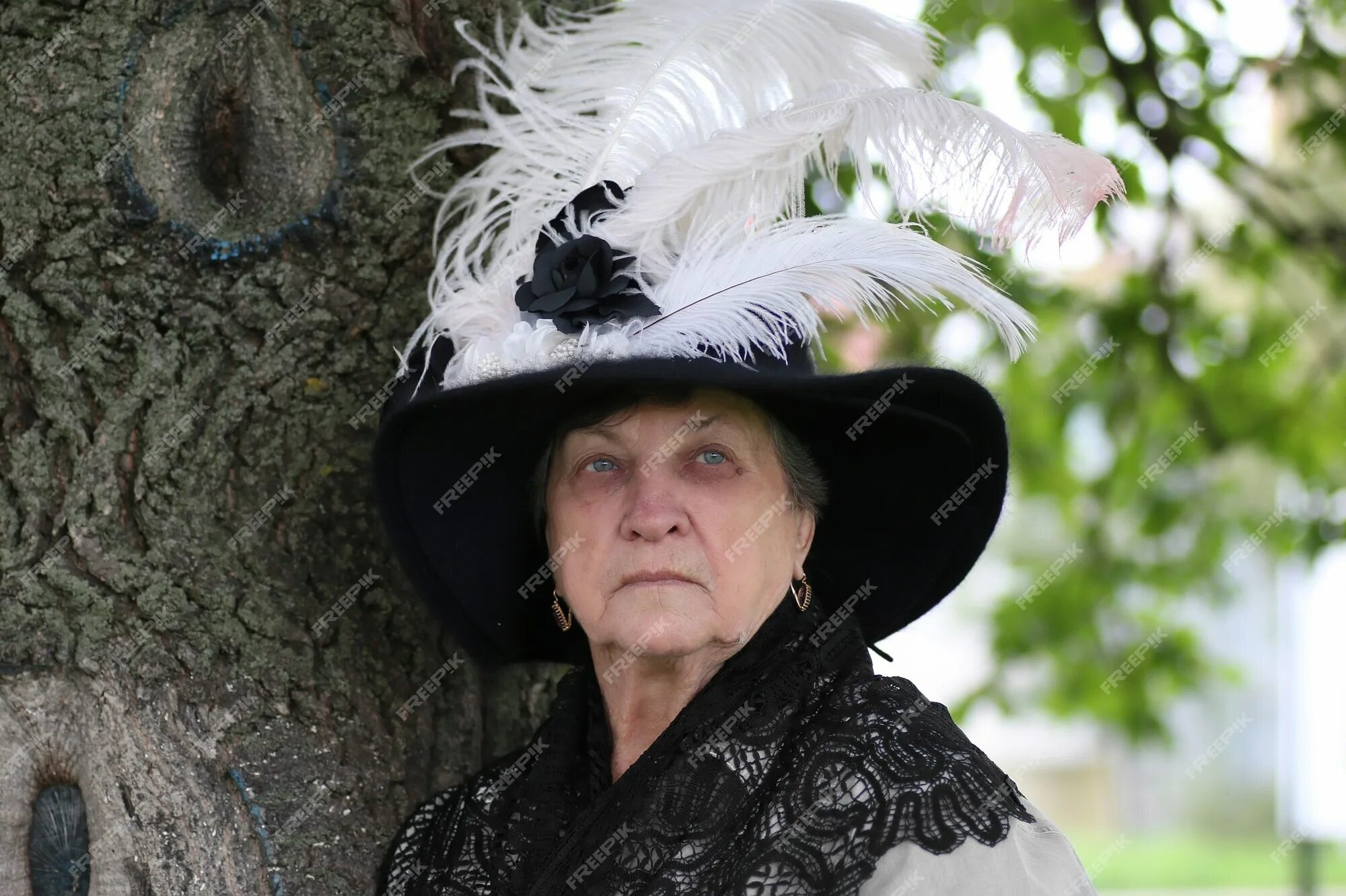 Пожилая женщина в шляпе. Бабушка в шляпке. Шляпки для пожилых женщин. Бабуля в шляпе. Шляпа старушки