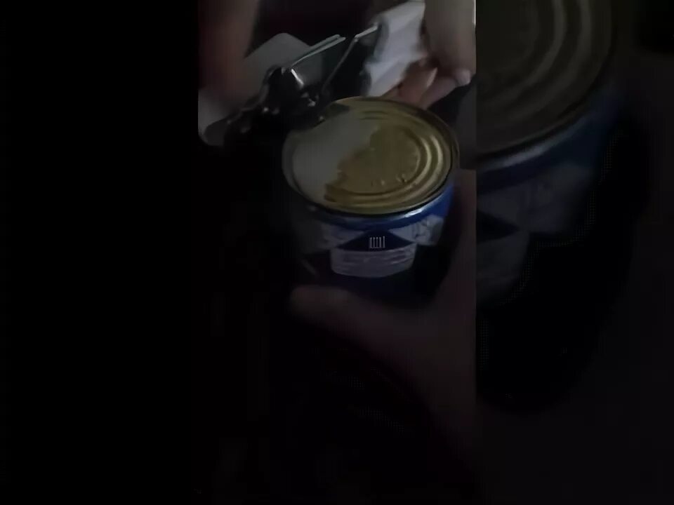 Как открыть сгущенку с помощью спички. Сгущенка с открывашкой. Бела слада вареная сгущенка. Как открыть сгущенку с помощью спички. Открыть банку сгущенки открывалкой.