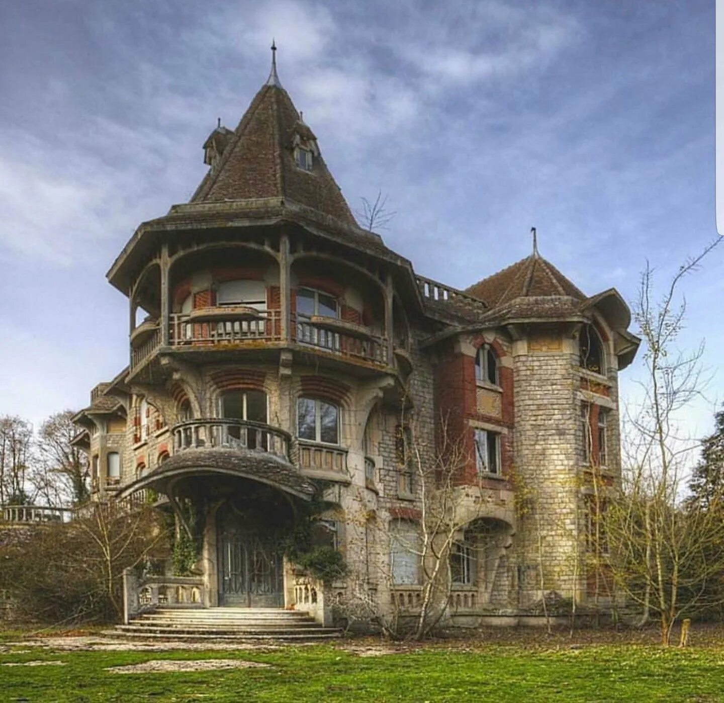 Цвелодубово заброшенный особняк. Старые сооружения. Стиль эклектика фасад. Рейхстаг фасад. Особняк в стиле ампир с башенками.