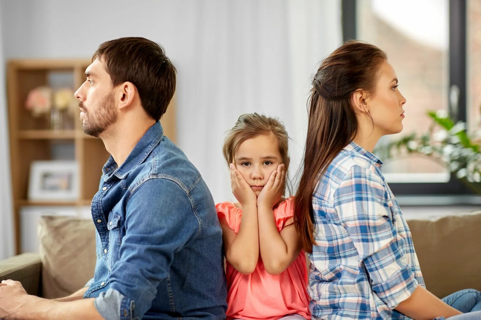 Развод многодетных родителей. Родители и дети. Несчастливая семья. Воспитание ребенка. Ребенок в не счастливой семье.