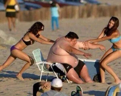 Hombre pesado en la playa 