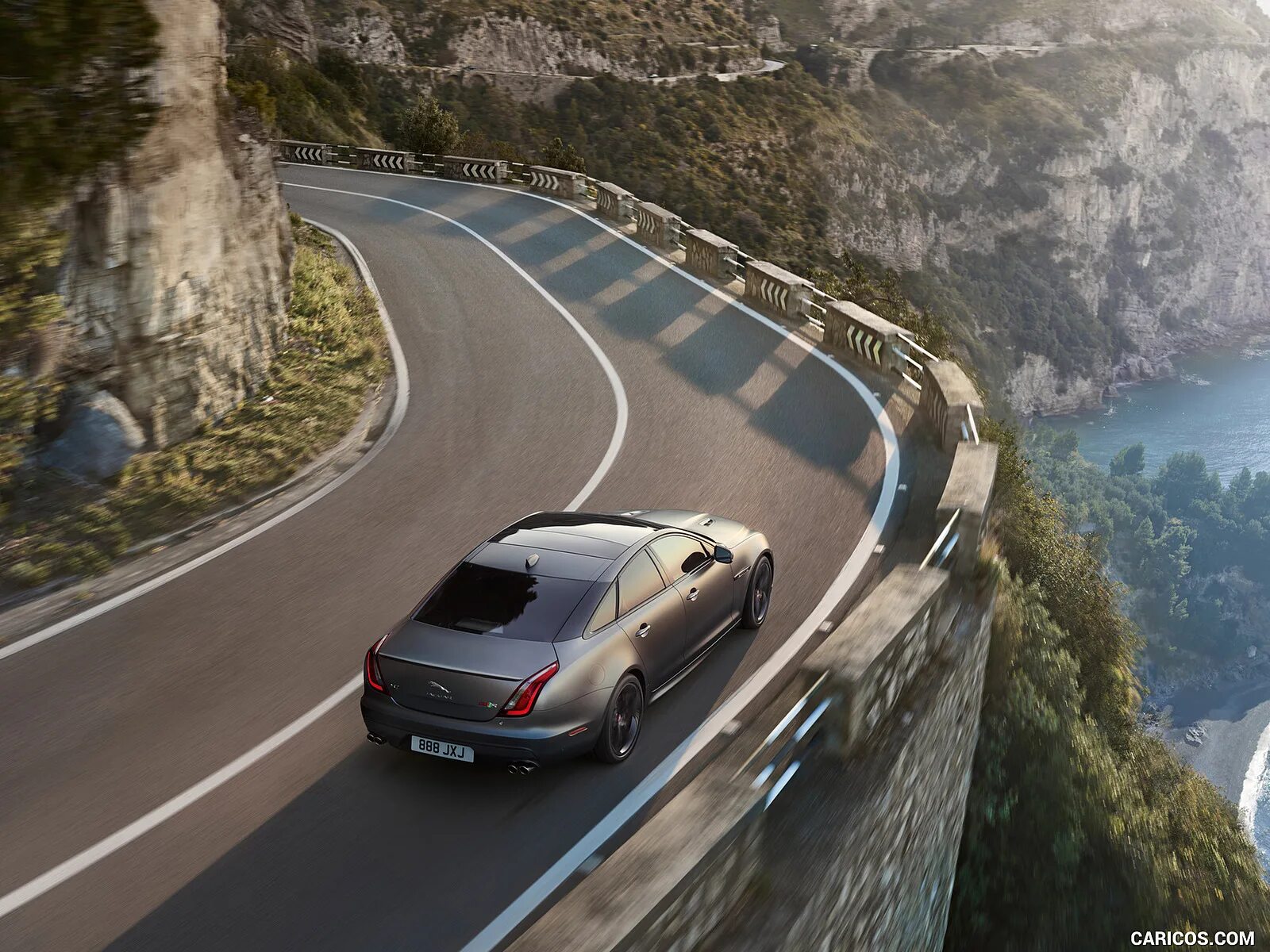 Инфинити qx70. Машина на серпантине. На машине вдоль моря. Машина на серпантине. Машины едут по краю.