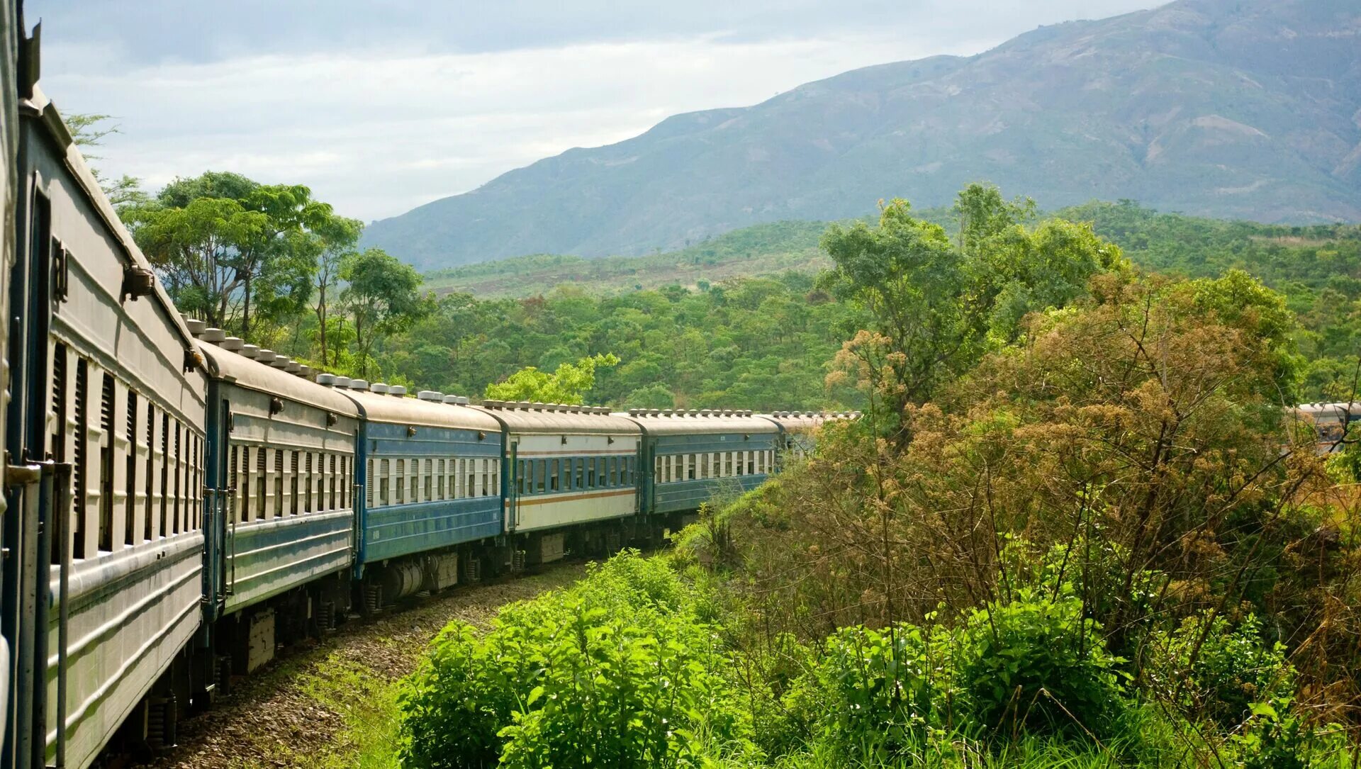 Как доехать ж д транспортом. Танзания железная дорога. Железная дорога Тазара. Поезда в Танзании. Железная дорога Замбия.