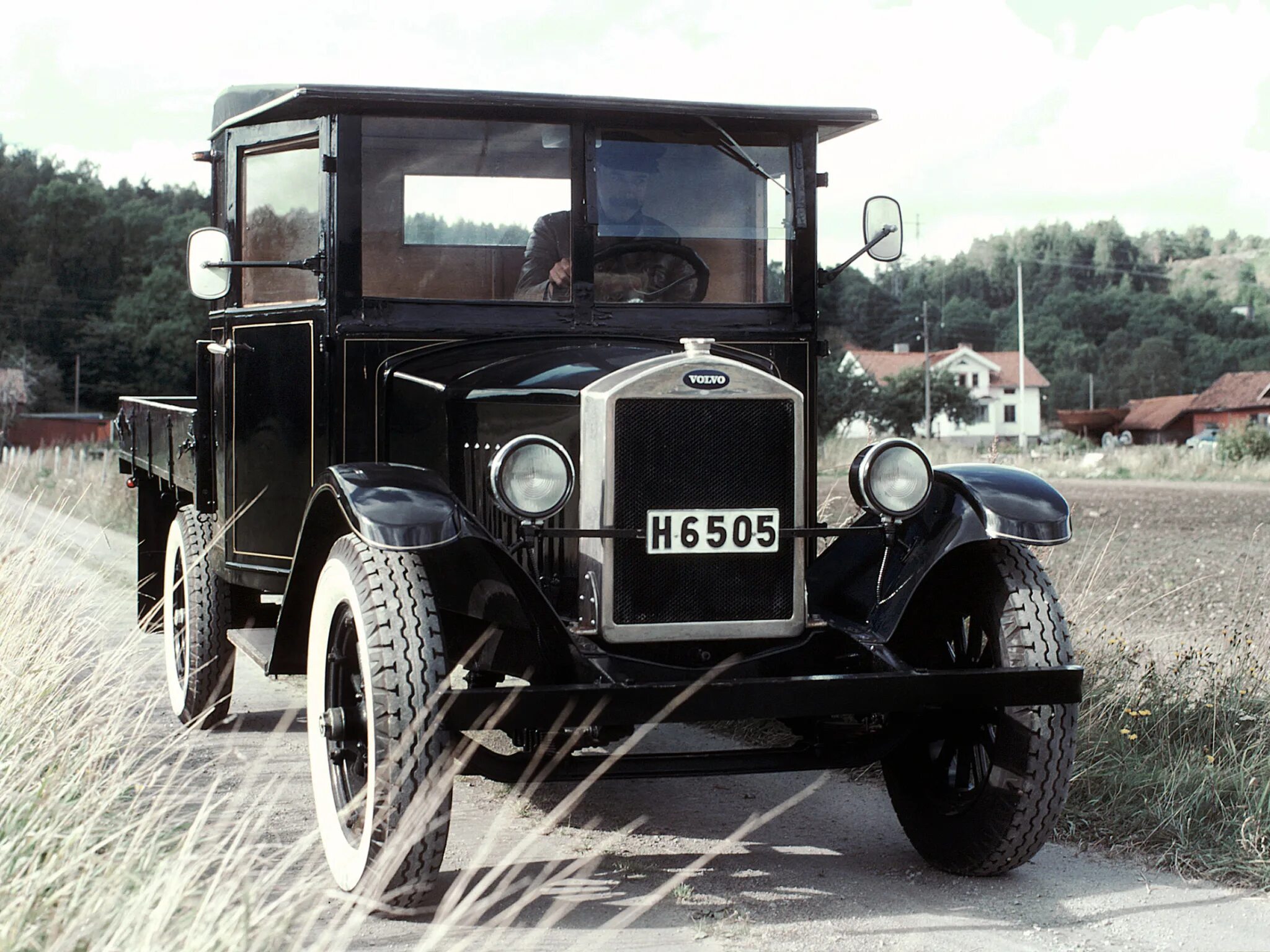 В начале 1928 года. Volvo Truck 1928. Первый грузовик Вольво. Вольво 1922. 1915 Вольво.
