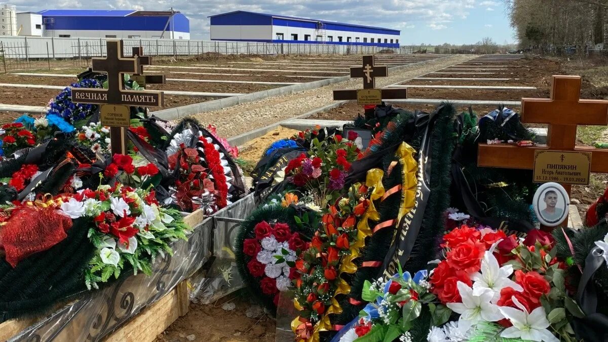 Туруновское кладбище Йошкар-Ола. Туруновское кладбище аллея героев. Похороны военнослужащего.