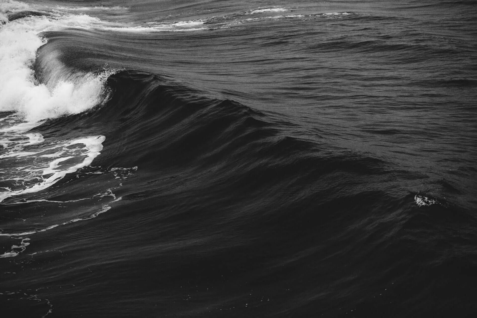 Черно белый океан. Черный океан. Черные волны обои. Темный океан. Океан чб.