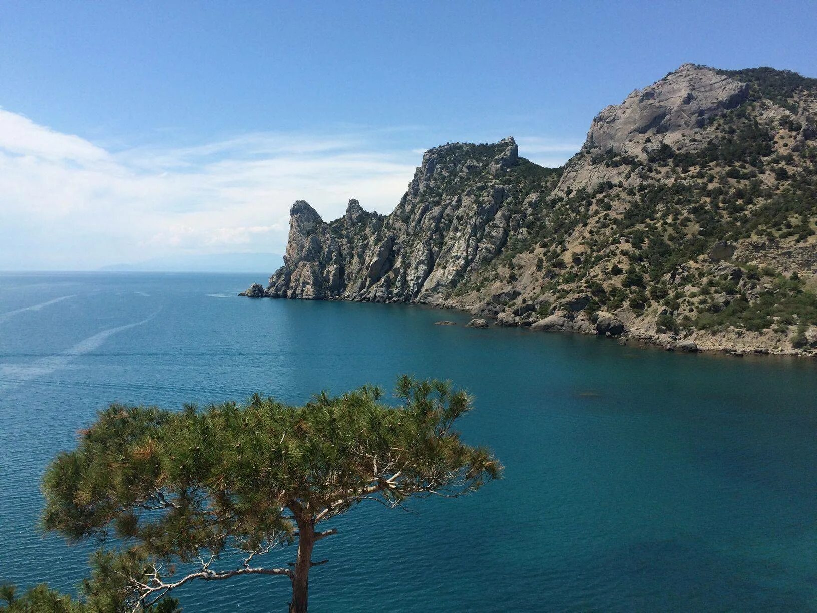 Море горы крым. Крымский новый свет. Крымский новый свет. Деревня новый свет крым. Мыс капчик крым.