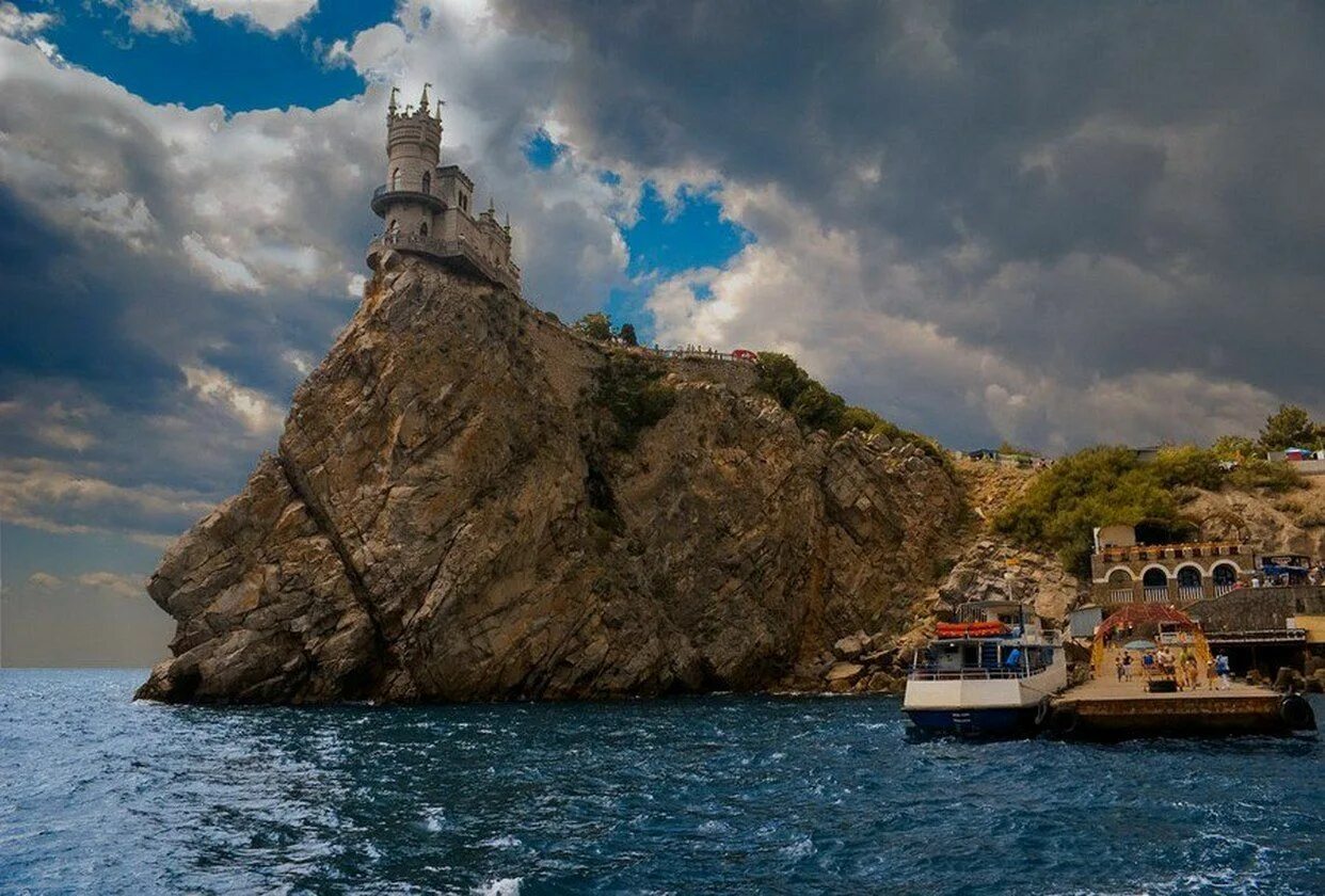 7 достопримечательностей крыма. Достопримечательности крыма ласточкино гнездо. скала ласточкино гнездо.
