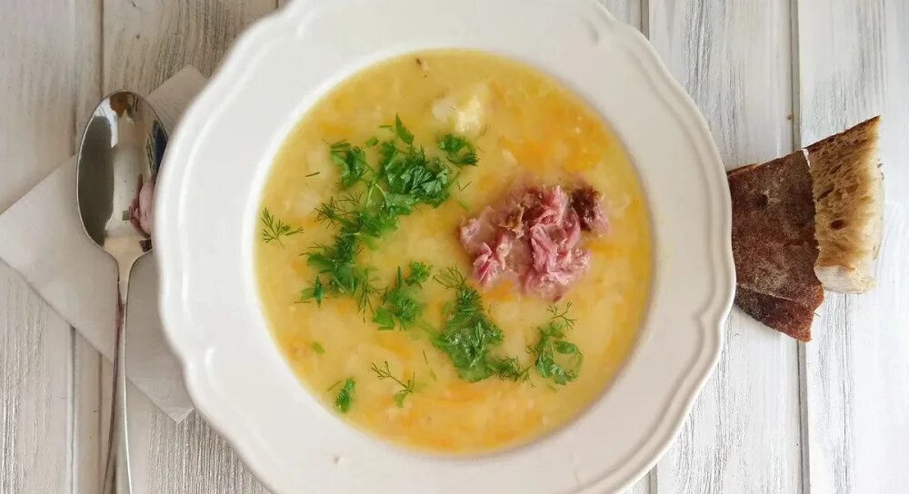 Суп гороховый с куриных крылышек. Гороховый суп с копчеными окорочками. суп гороховый. гороховый суп с крылышками. гороховый суп с окорочка варено копченой.