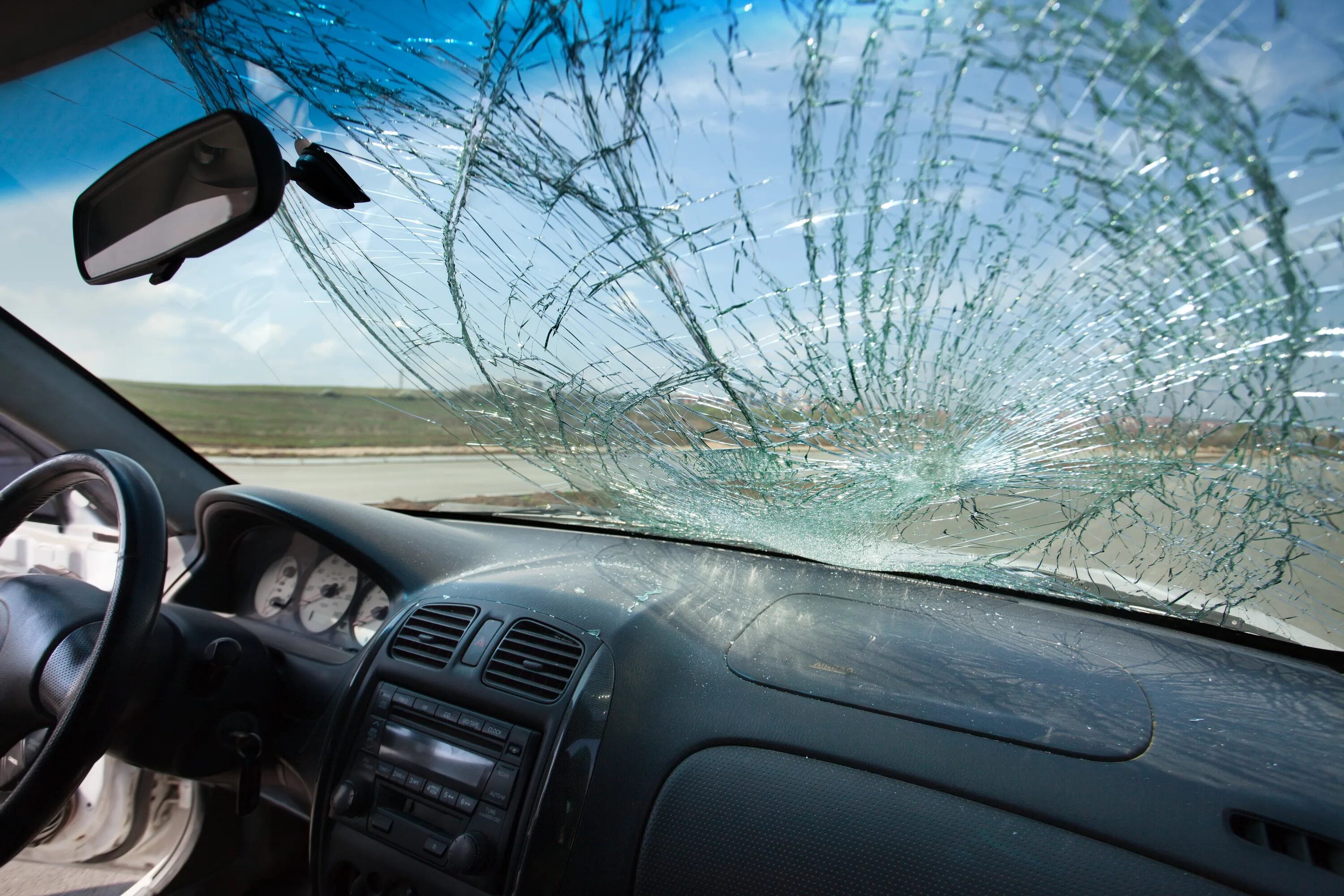 Трещина на автомобиле. Стекло лобовое/Glass-Windscreen. Разбитое лобовое стекло. Разбитое стекло автомобиля. Разбитое автомобильное стекло.