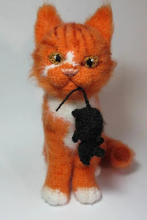 Кошка из пряжи крючком. Вязаная игрушка кот. Вязаный рыжий кот. Вязаный котенок. Рыжий кот вязаная игрушка.