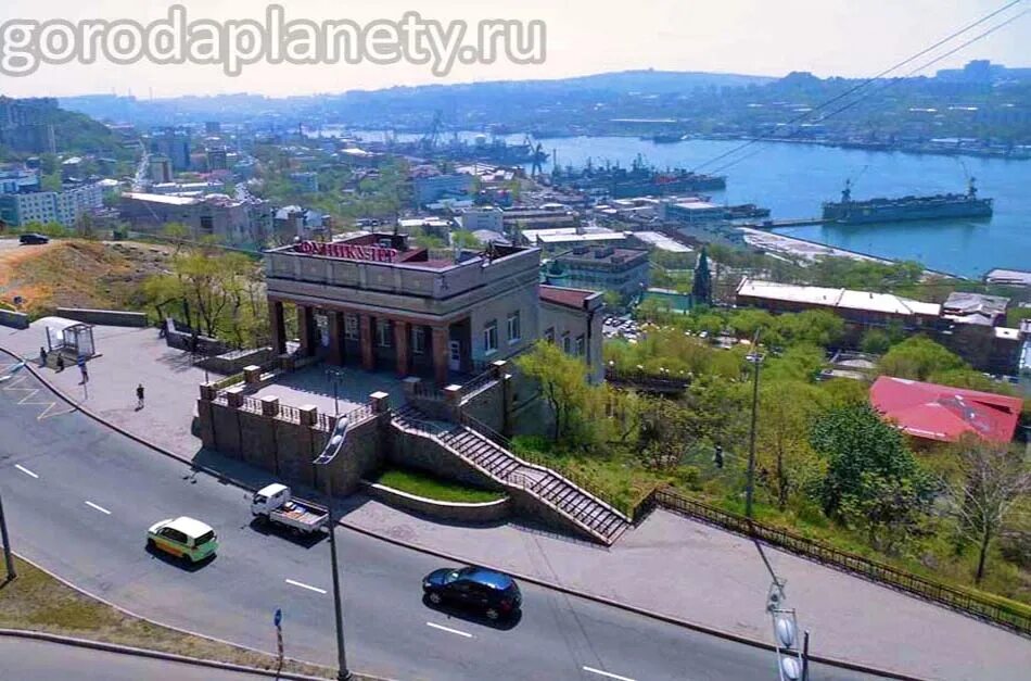 Время владивосток махачкала. Фуникулер Владивосток. Видовая площадка Орлиное гнездо Владивосток закрыта. Фуникулер ДВФУ. Орлиная сопка вид верхняя станция фуникулера.