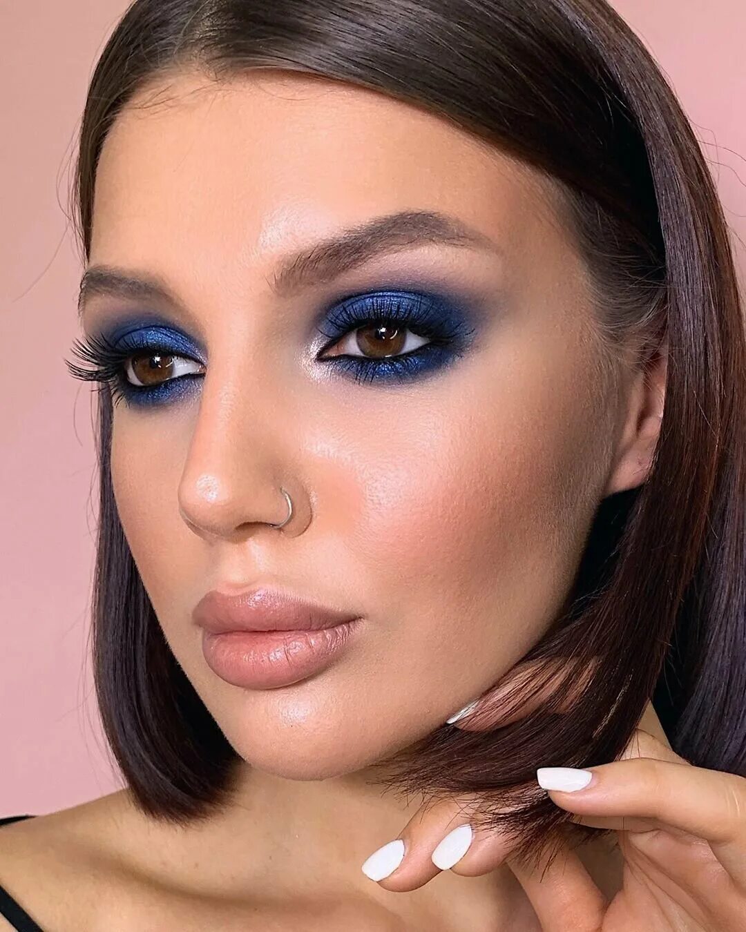 Фиолетовый смоки айс. Смоки айс стрелки тенями. Макияж для голубых глаз. Смоки айс для блондинок. Красивый смоки айс для голубых глаз.