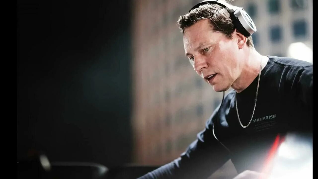 Dj tiesto. Tiesto just be. Тиесто логотип. Тиесто 2003 альбом. Тиесто фото.