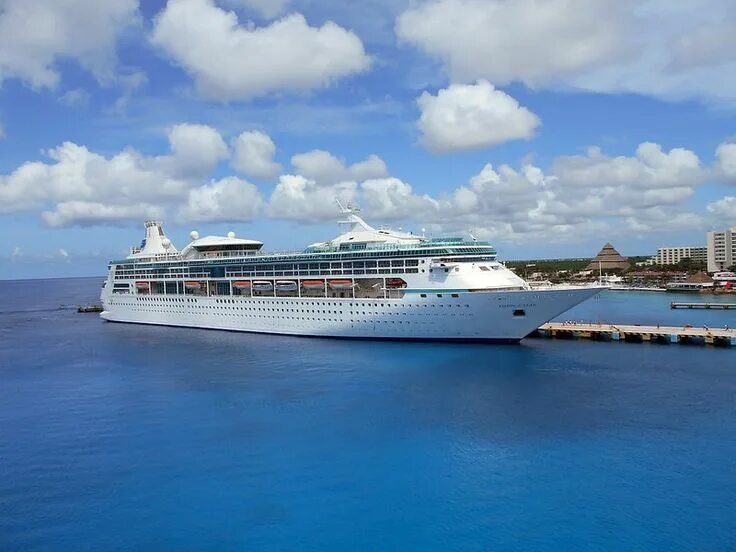 Круизное плавание по океану. Корабль пассажирский лайнер sun princess. Корабль по морю на английском языке. Лайнер и лодка. Стих про море на английском языке.