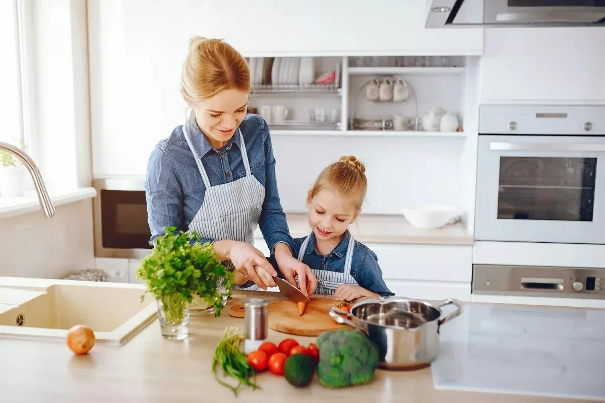 Vegetable family. Счастливая семья на кухне. Готовим для детей. Мама готовит. Готовка на кухне.