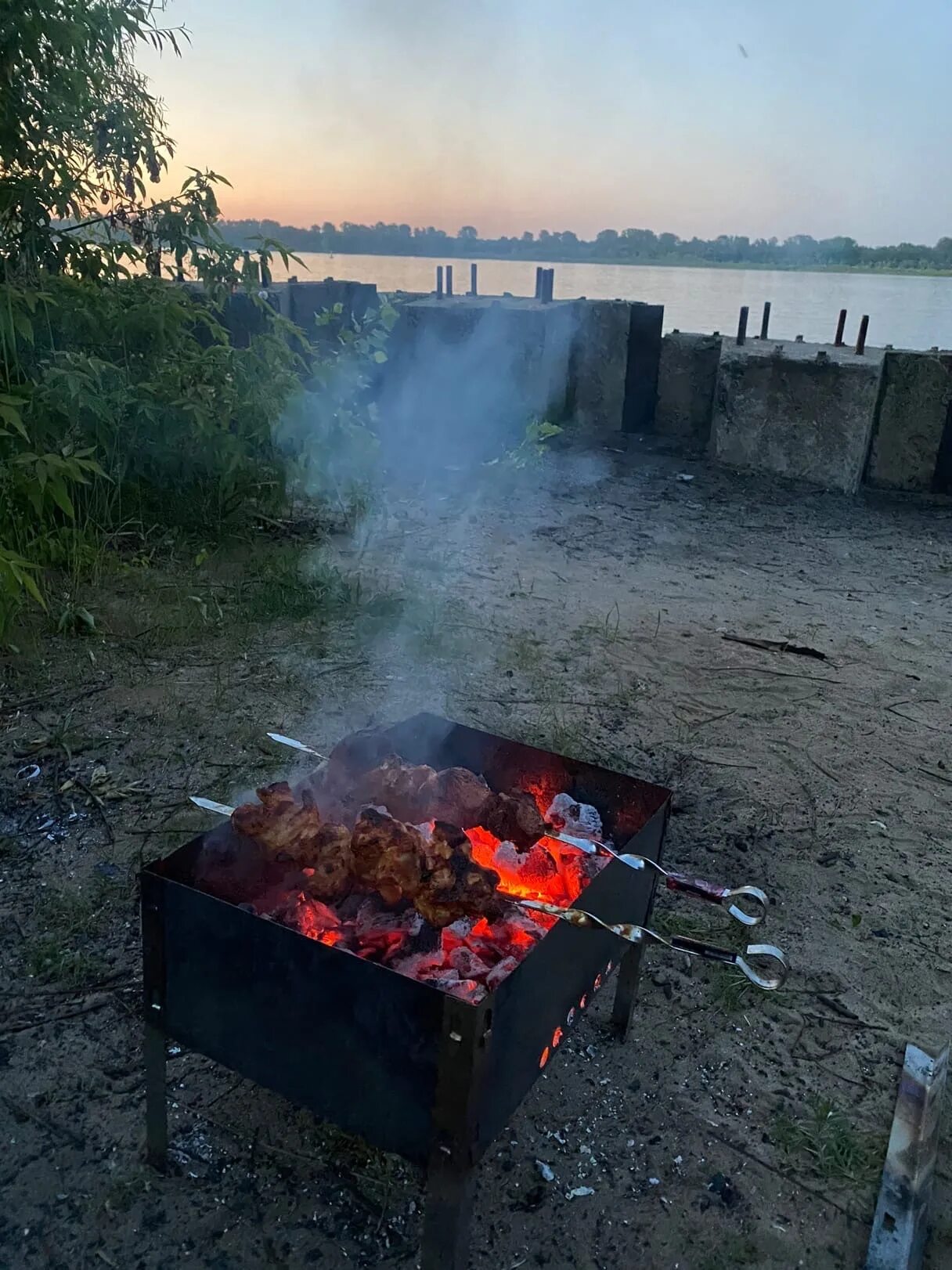 Можно в городе жарить шашлык. Шашлыки на природе. Шашлык на мангале. Мангал на природе. Шашлык на мангале на природе.