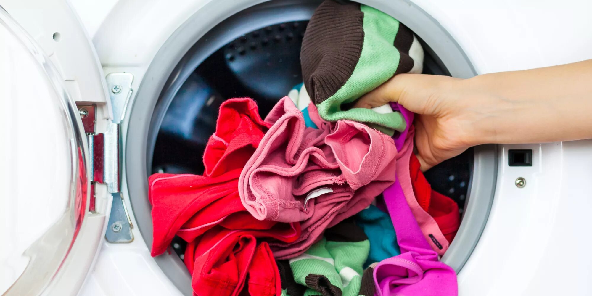 Можно стирать сапоги в стиральной машине. Одежда в стиральной машине. Стиральная машина c dtofcvb. Постиранные вещи. Цветные вещи в стиральной машине.