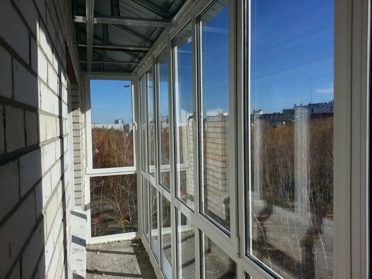 Окно магазина. Дом окон омск. Наличники со ставнями. Большое окно с маленьким цветком в большом окне омск. Дом в самарском ростовской.