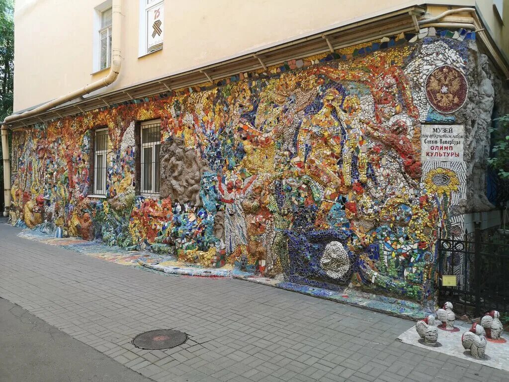 Мозаичный дворик на улице чайковского в санкт-петербурге. Мозаичный двор спб. Мозаичный дворик на улице чайковского в санкт-петербурге. Чайковского 2 мозаичный дворик. Ул чайковского 2 санкт петербург.