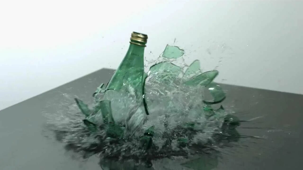 Разбитая бутылка. Разбитая стеклянная бутылка. Разбивание бутылки с водой.