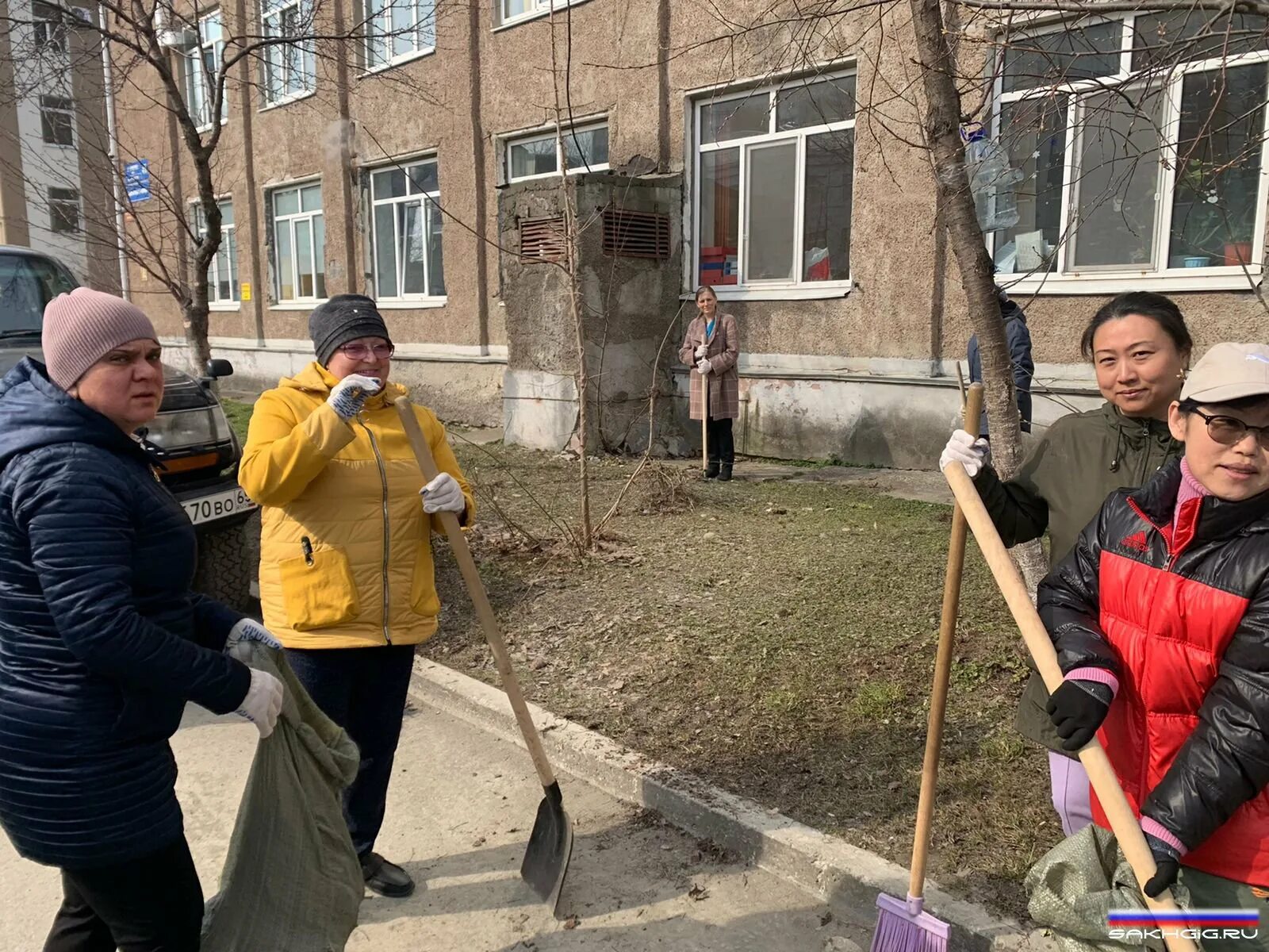 1 мая субботник. Уборка придомовой территории. всероссийский субботник. уборка территории люди. первое мая субботник.