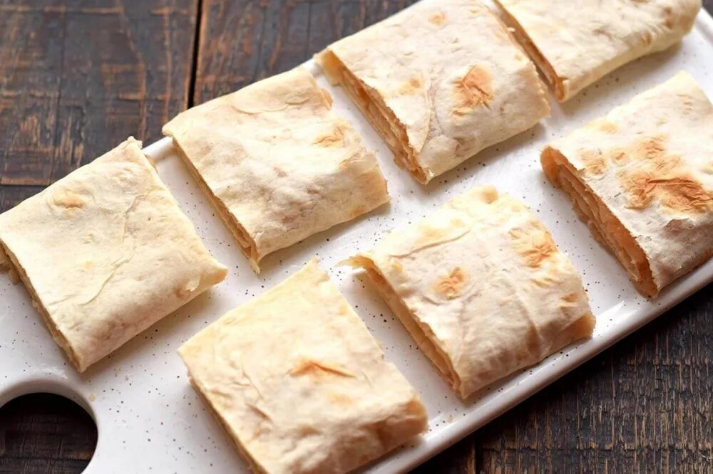 Закуска конвертики из лаваша. Конвертики из лаваша. Самса из лаваша с фаршем. Квадратики из лаваша. Квадратики из лаваша.