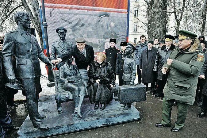 Фрунзенская набережная москва офицеры фото героям Москвичи в память о Василии Лановом принесли цветы к памятнику героям фильма "Оф