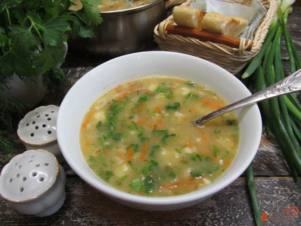 Можно в год гороховый суп. Гороховый суп с тушенкой. Суп на курином бульоне. Гороховый суп на курином бульоне. Суп картофельный с горохом.