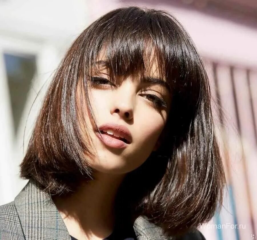 Прически с челкой женские 2023. Прически с челкой женские 2023. Стрижки с челкой. Зендая с челкой. Прически с челкой женские 2023.