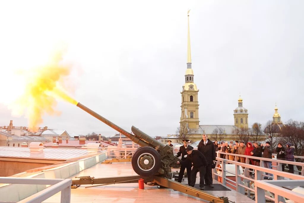 Во сколько стреляют в петропавловской. Пушки Петропавловской крепости в Санкт-Петербурге. Пушечный выстрел Петропавловская крепость.