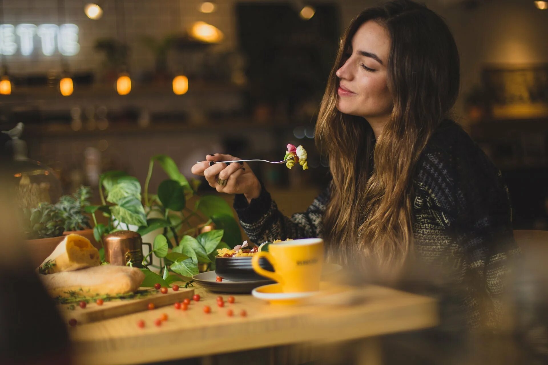 Отзывы едите ночью. Наслаждение едой. Девушка кушает в ресторане. Девушка в ресторане. Еда в удовольствие.