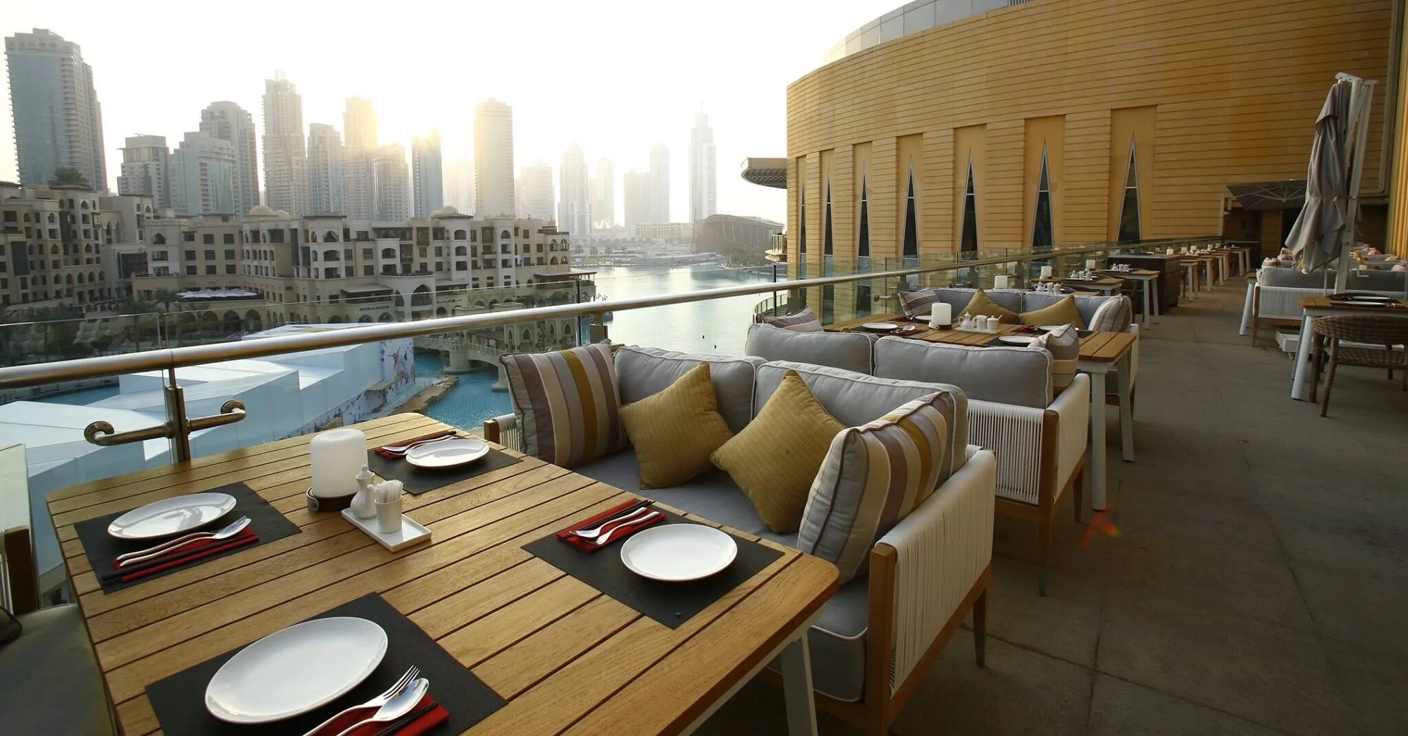 Ресторан с видом дубай. OPSO ресторан Дубай. Dubai Mall рестораны. Zeta бар Дубай. Shimmers Dubai ресторан.