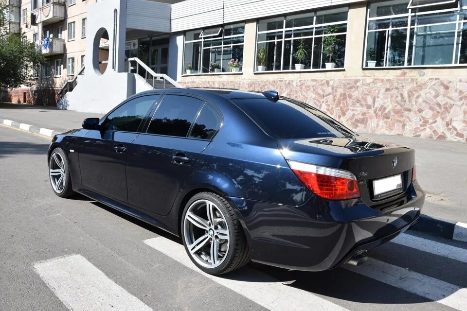 Е60 рестайлинг. Бмв е60 карбон шварц. bmw e60 black sapphire. bmw 540 e60. бмв е60 экстерьер.