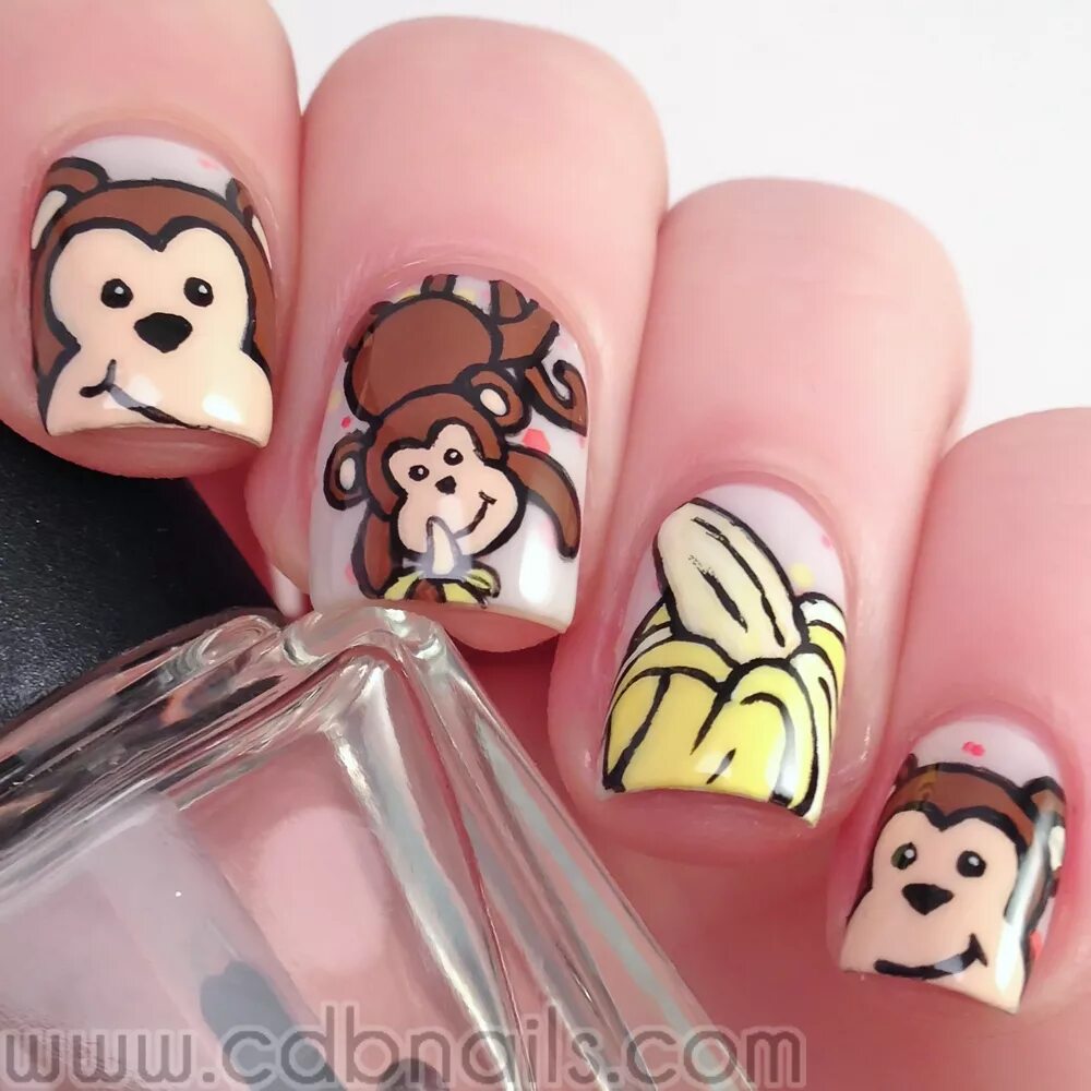 Ногти обезьяны. Ногти с обезьянкой. Маникюр на короткие ногти с животными. Обезьяна с маникюром. Ногти с макаками.