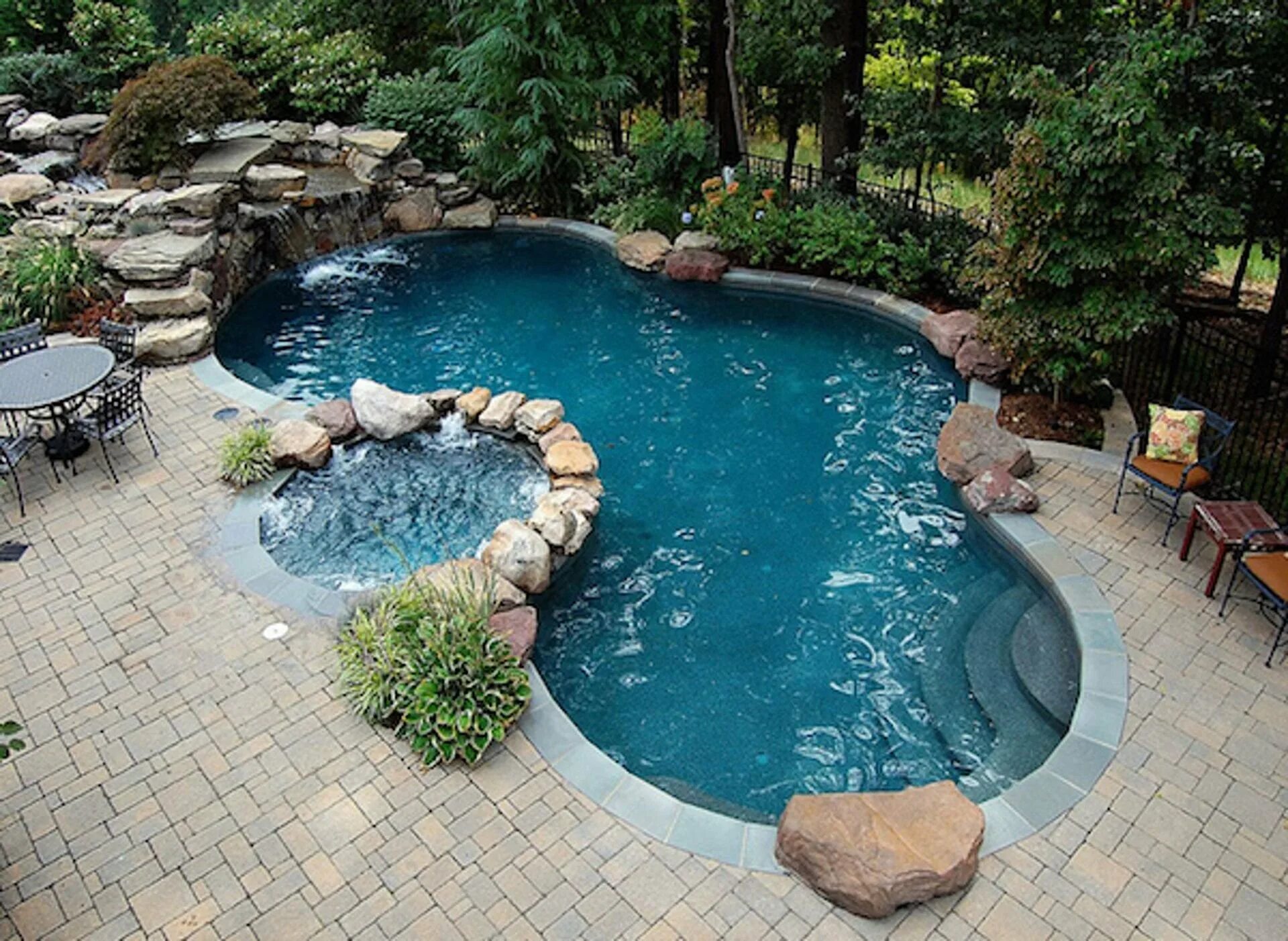 Растения у бассейна. Бассейн обложенный камнем. Бассейн во дворе. Бассейн около дома. Малинки басей для дача.