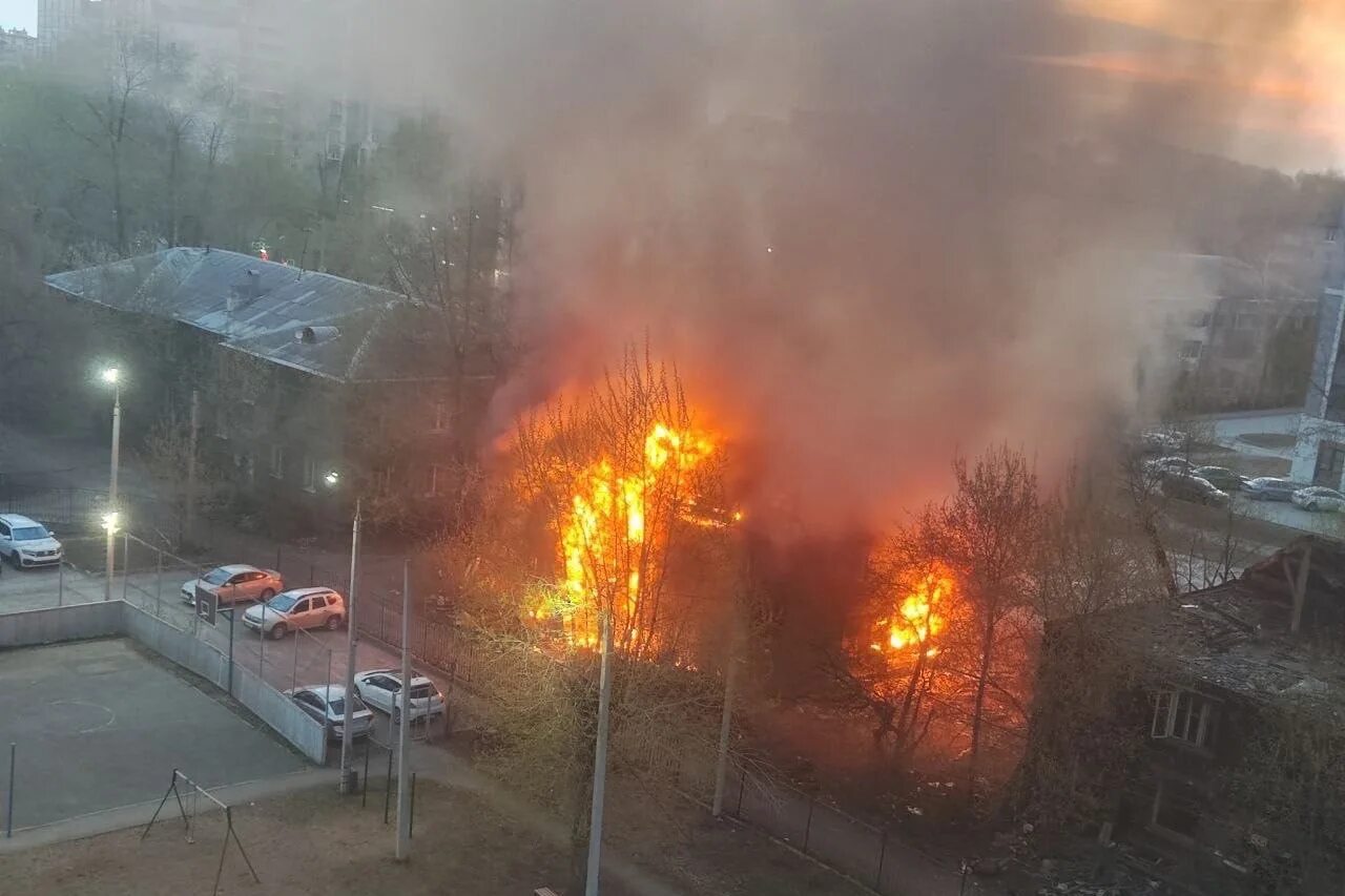 пермь сгорел. пожар в перми сейчас. пожар в перми сейчас в индустриальном районе. пермь сгорел. пожар в доме.