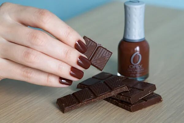 Лак шоколад. Шоколадный лак для ногтей. Маникюр горячий шоколад. Лак для ногтей шоколад. Маникюр шоколад с кубиками.