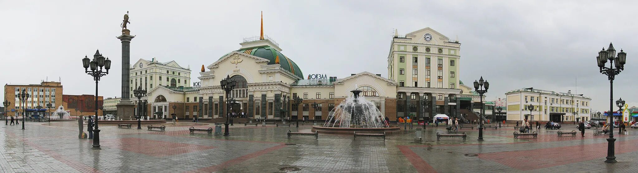Фонтан на привокзальной площади красноярск. Иланский вокзал. Привокзальная площадь чита. Вокзал красноярск пассажирский. Площадь железнодорожного вокзала красноярск.