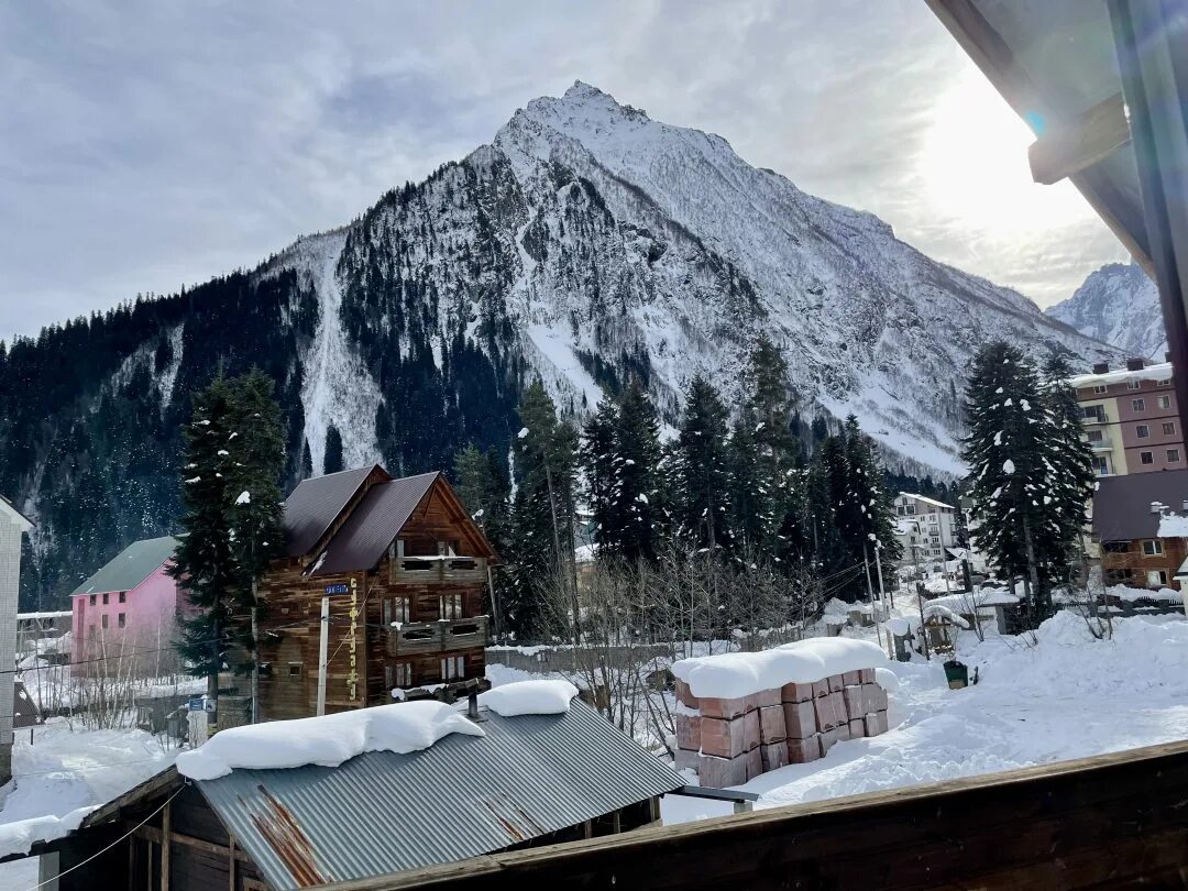Город призрак на домбай. Домбай отель алания. Домбай (курортный посёлок). Домбай курортный посёлок летом. Поселок домбай.