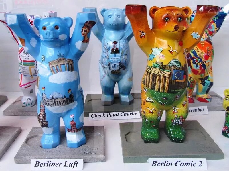 Германия где можно купить. Берлинский медведь сувенир. Сувениры из Берлина. Немецкие сувениры. Сувениры из Берлина медведи.