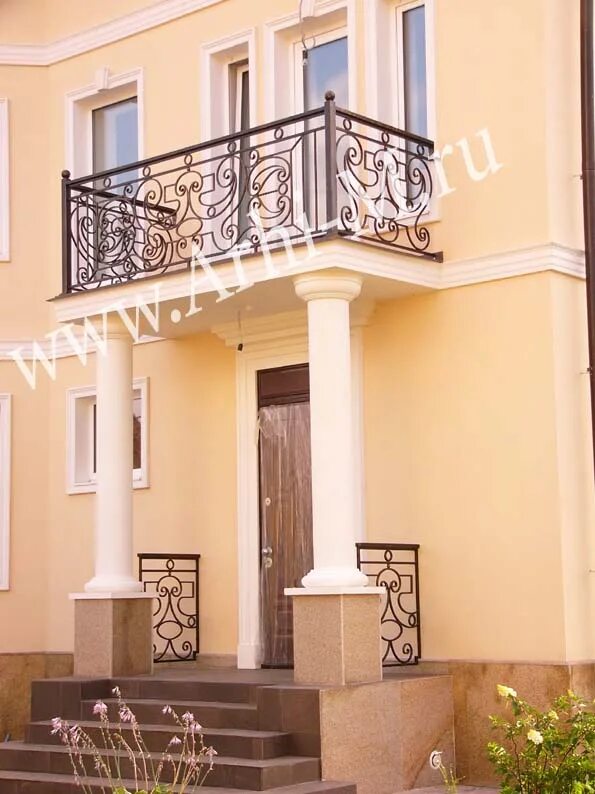 Балкон в архитектуре. Колонна под балкон. Колонна под балкон. Колонны под балкон. Забор с колоннами в средиземноморском стиле.