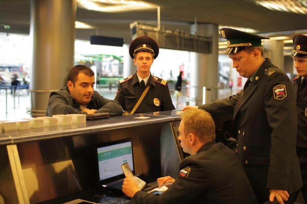 Аэропорт пограничная служба телефон. Пограничники в аэропорту Внуково. Отряд пограничного контроля в аэропорту Шереметьево. Пограничная служба аэропорта Домодедово.