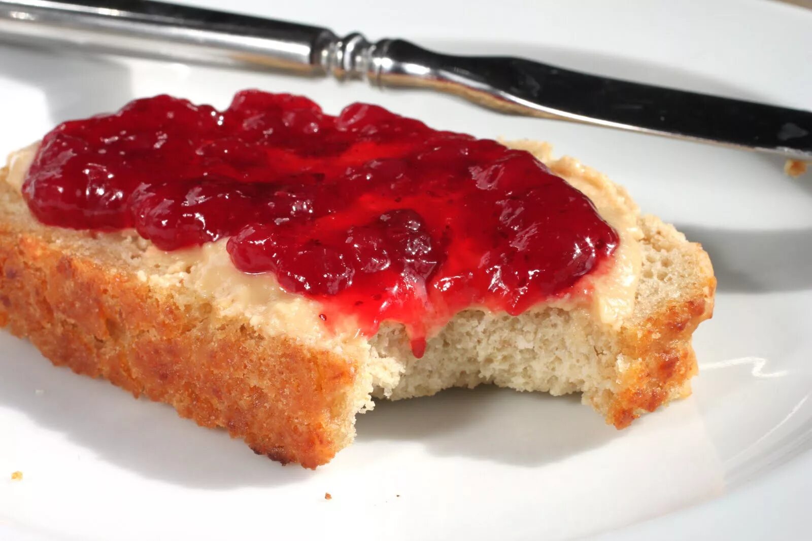 американский тост с джемом. бутерброд с маслом и вареньем. батон с вареньем. тост с маслом и джемом. Jam bread.