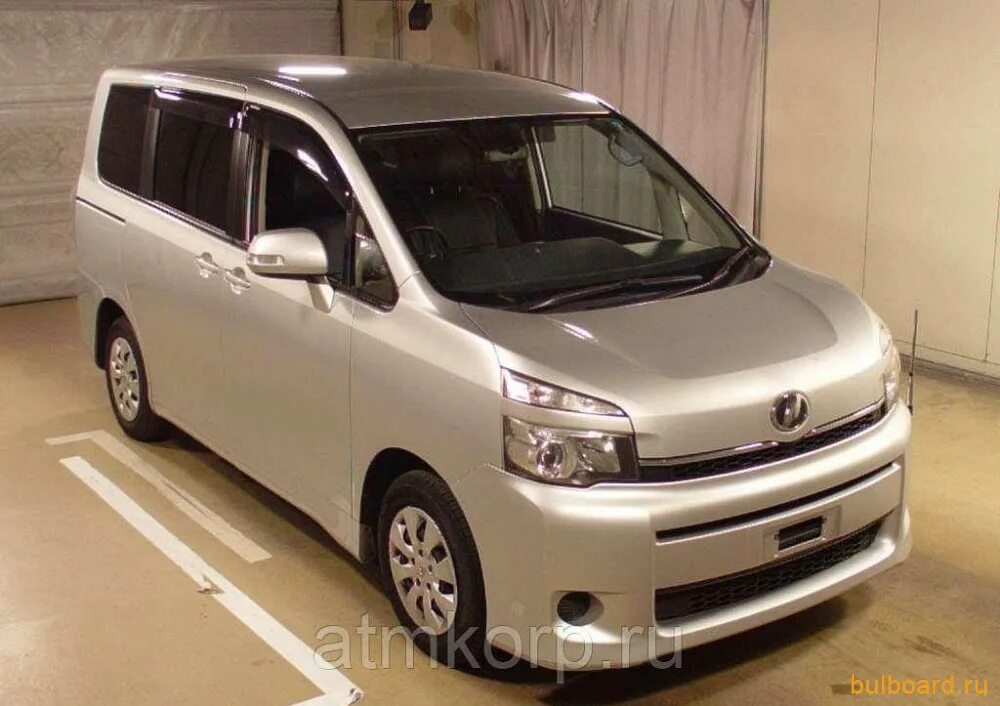 Тойота микроавтобус москва. Toyota Voxy zrr70. Toyota Voxy 2012. Тойота Вокси 2013. Компактвэн Тойота Вокси.