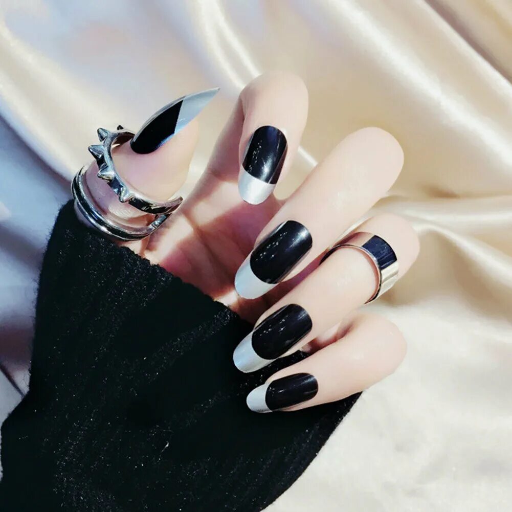 Черные белые ногти длинные. Красивые черные ногти. Чёрный маникюр на длинные ногти. Чёрно-белый маникюр на длинные ногти. Нарощенные ногти черные.