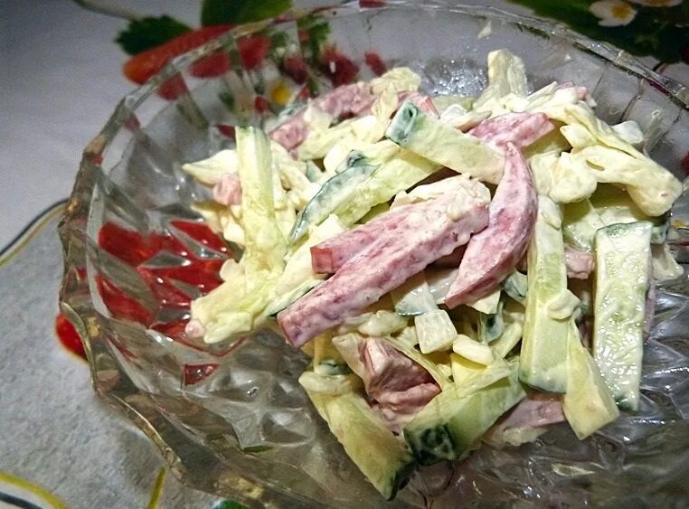 Салат с солеными огурцами и колбасой копченой. Салат с копченой колбасой и огурцами. салат с сырокопченой колбасой и огурцом. салат с колбасой и огурцами солеными. салат с колбасой и огурцами свежими.