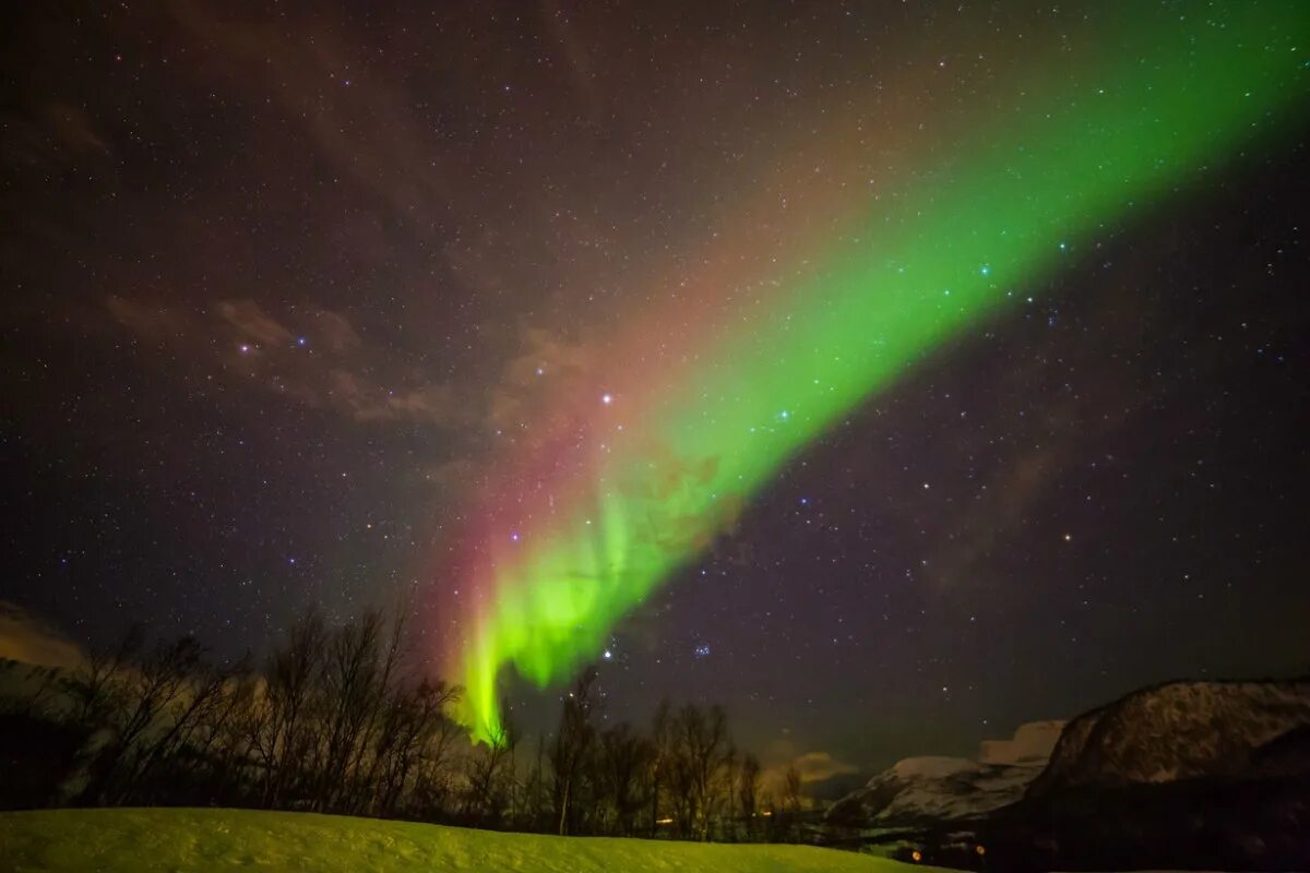 Северное сияние ультрафиолет. Полоса александра радуга. Такие природные явления часто можно наблюдать. Аляска северное сияние. Лучистое полярное сияние.